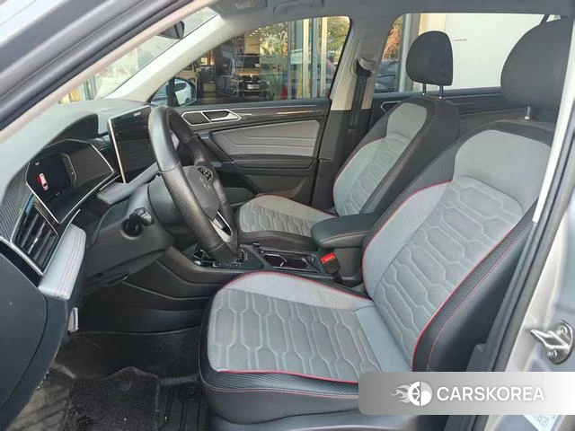 Volkswagen Tiguan L 2022 Темно-серый из Китая, фото 6