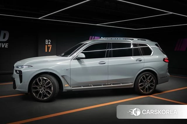 BMW X7 (G07) 2026 Светло-серебряный цвет из Кореи, фото 3