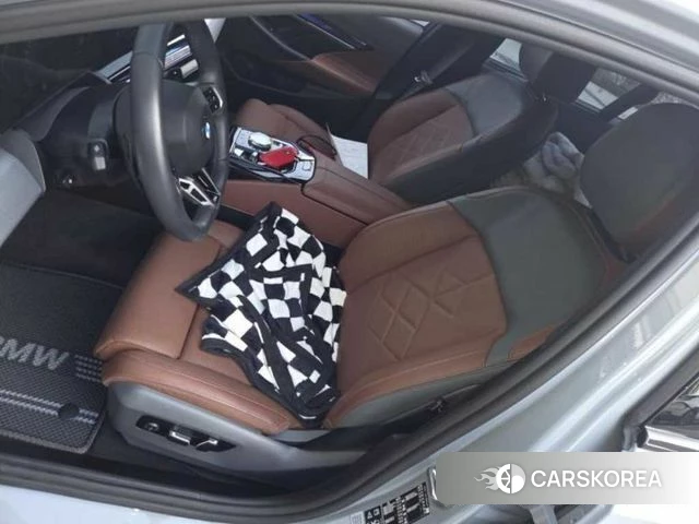 BMW 5 Series (G60) 2024 Светло-серебряный цвет из Кореи, фото 3