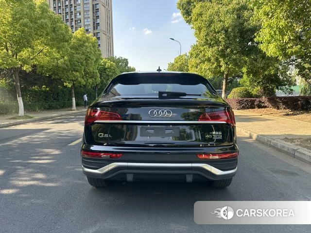 Audi Q5L 2021 Черный из Китая, фото 4