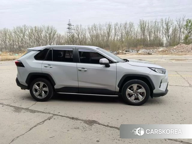 Toyota RAV4 2022 Серебристо-серый из Китая, фото 4