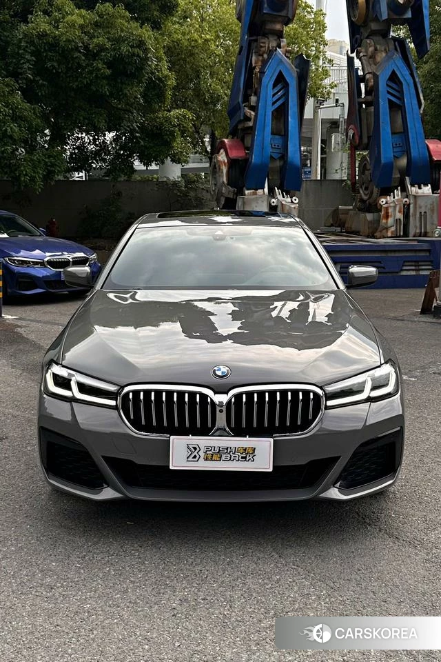 BMW 5 series 2022 Серебристо-серый из Китая, фото 3