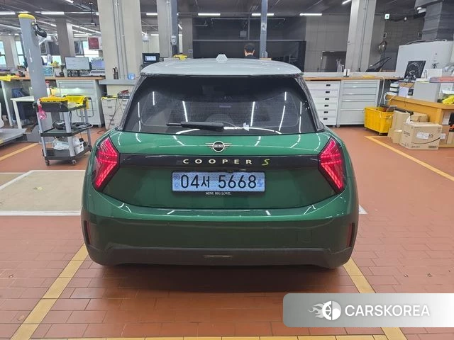 Mini Cooper Electric 4th Generation 2024 Светло-зеленый из Кореи, фото 3