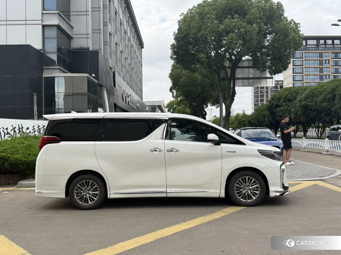 Toyota Alphard 2021 Белый из Китая, фото 3