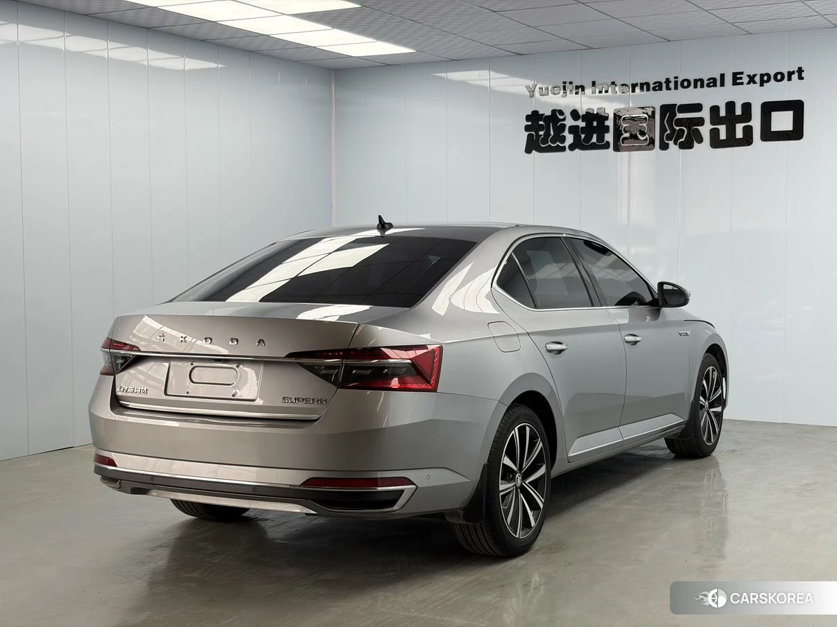 Skoda Superb 2023 Серебристо-серый из Китая, фото 5