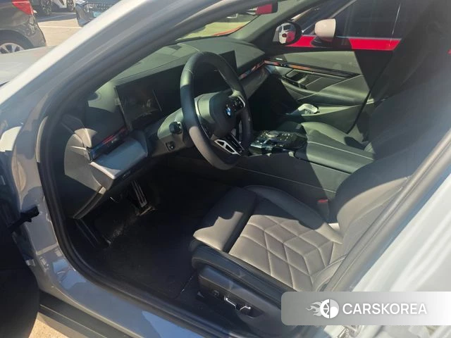BMW 5 Series (G60) 2025 Цвет галактики из Кореи, фото 3