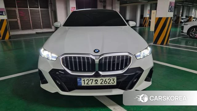BMW 5 Series (G60) 2023 Белый из Кореи, фото 3