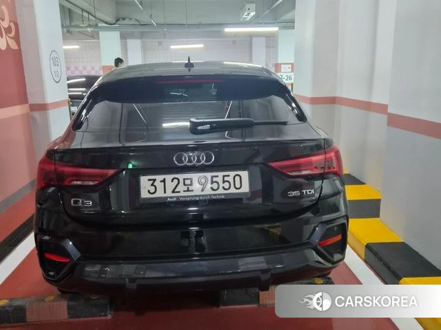 Audi Q3 (F3) 2022 Черный из Кореи, фото 3