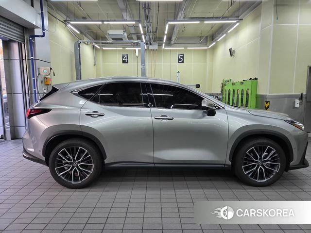 Lexus NX350h Second generation 2025 Серебристо-серый из Кореи, фото 5