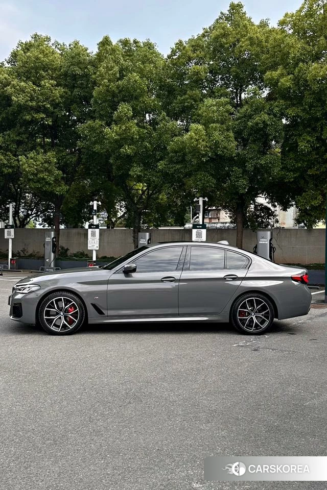 BMW 5 series 2022 Серебристо-серый из Китая, фото 4