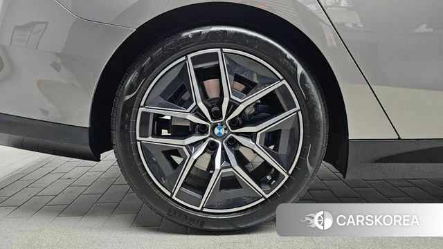BMW 5 Series (G60) id 5038949 из Кореи 27