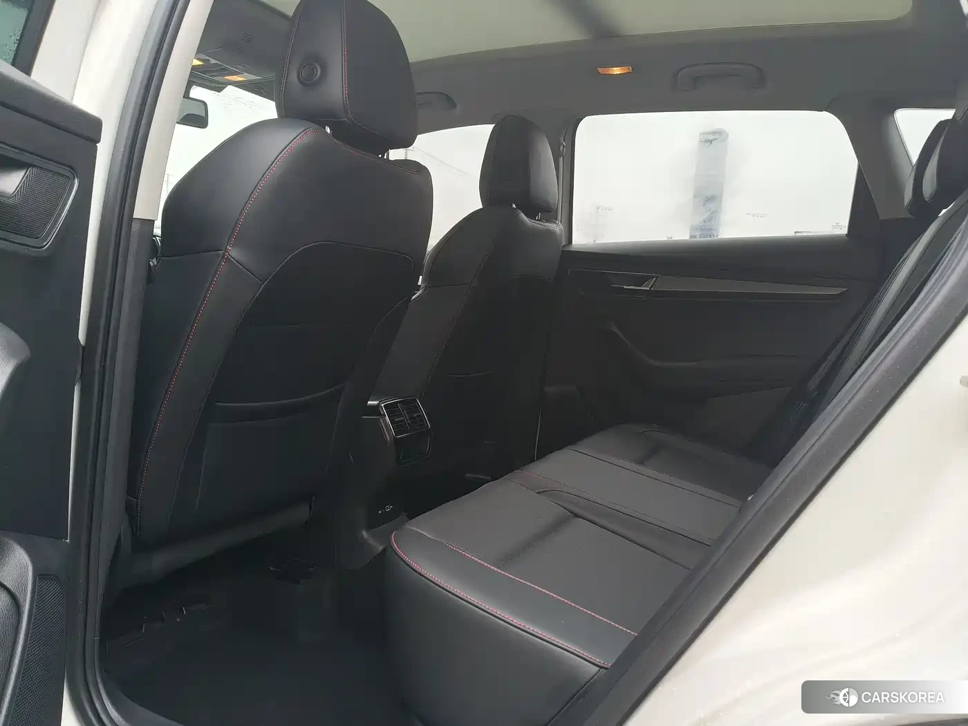 Skoda Karoq 2023 Белый из Китая, фото 6