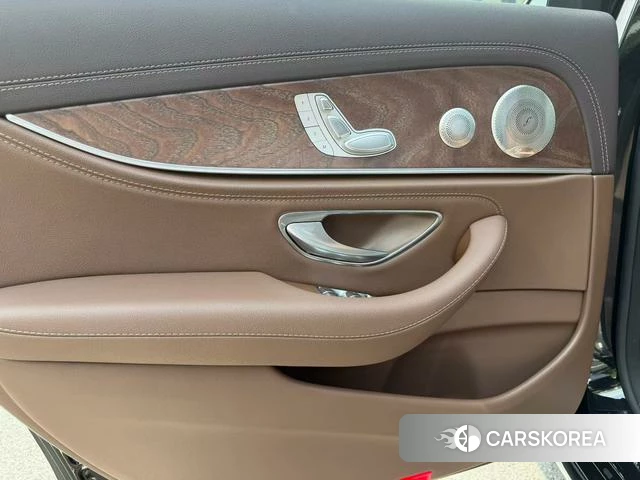 Mercedes-Benz E-Class 2023 Черный из Китая, фото 4