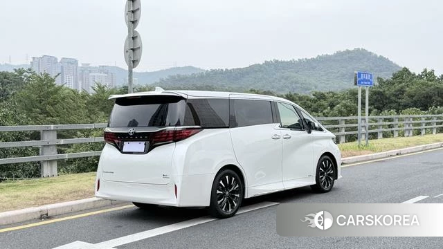 Toyota Alphard 2023 Белый из Китая, фото 6