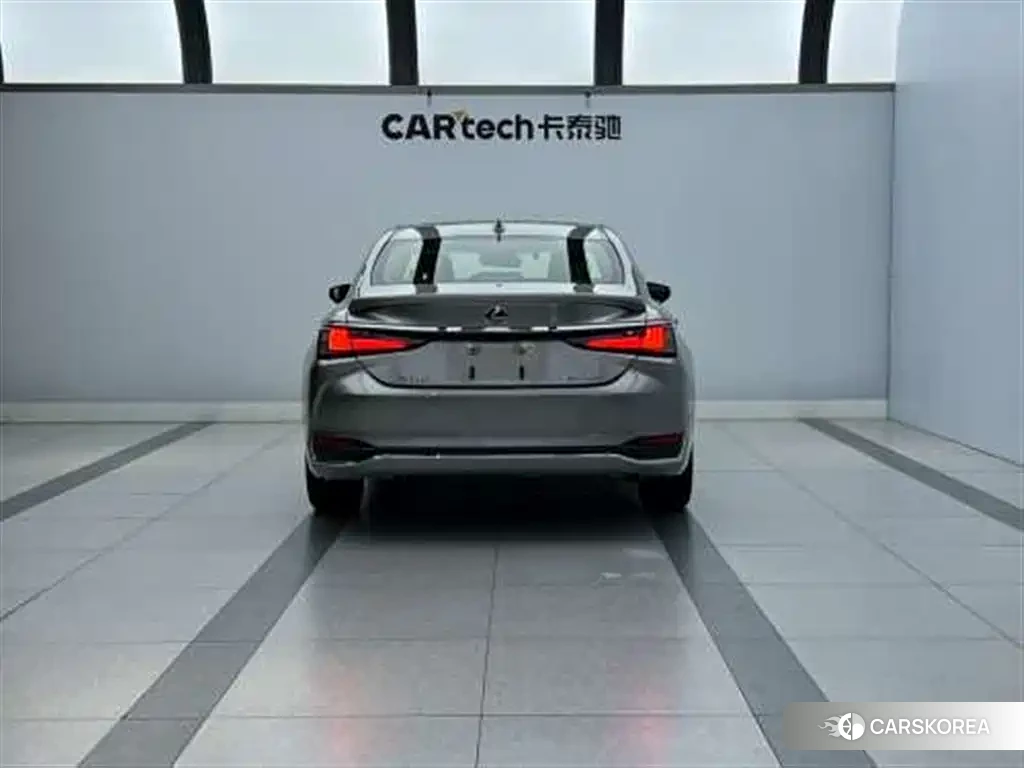 Lexus ES 2023 Silver/gray из Китая, фото 4