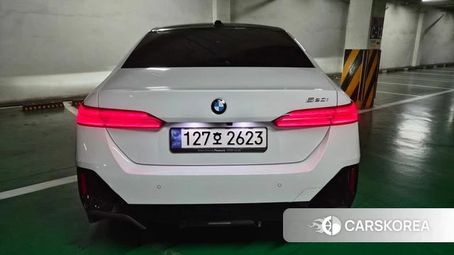 BMW 5 Series (G60) 2023 Белый из Кореи, фото 4