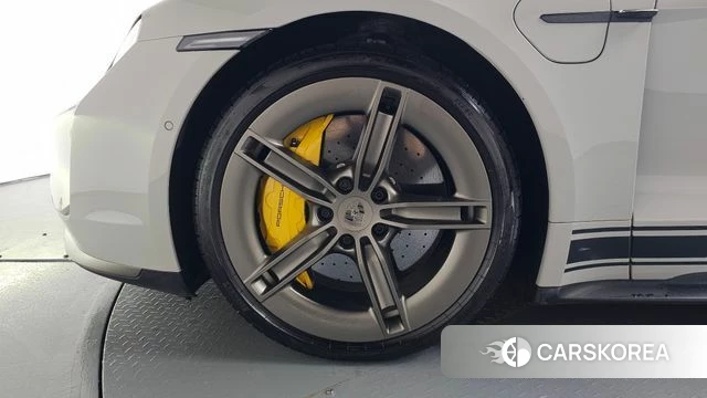Porsche Taycan id 4767557 из Кореи 31