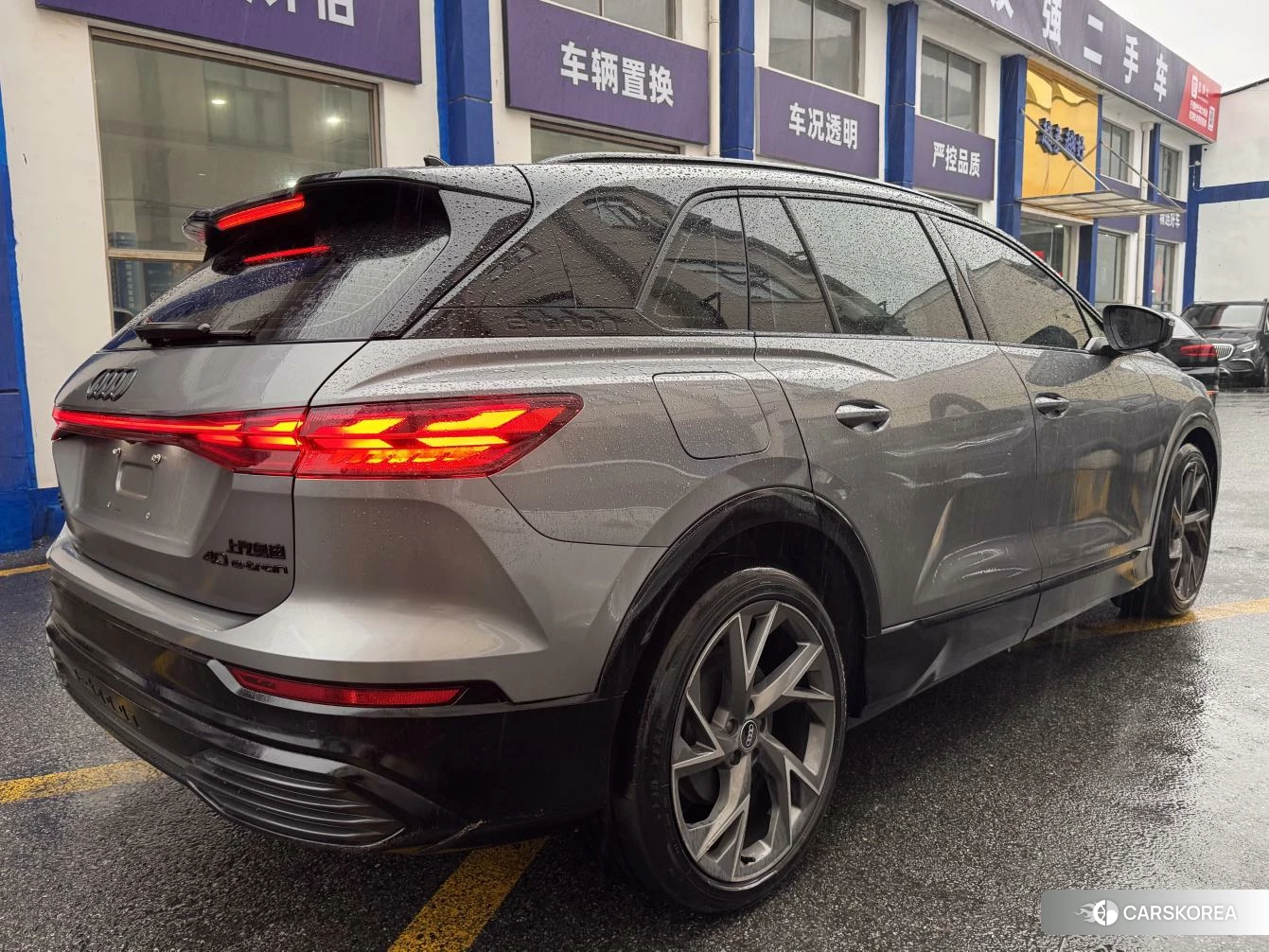 Audi Q5L 2022 Темно-серый из Китая, фото 5