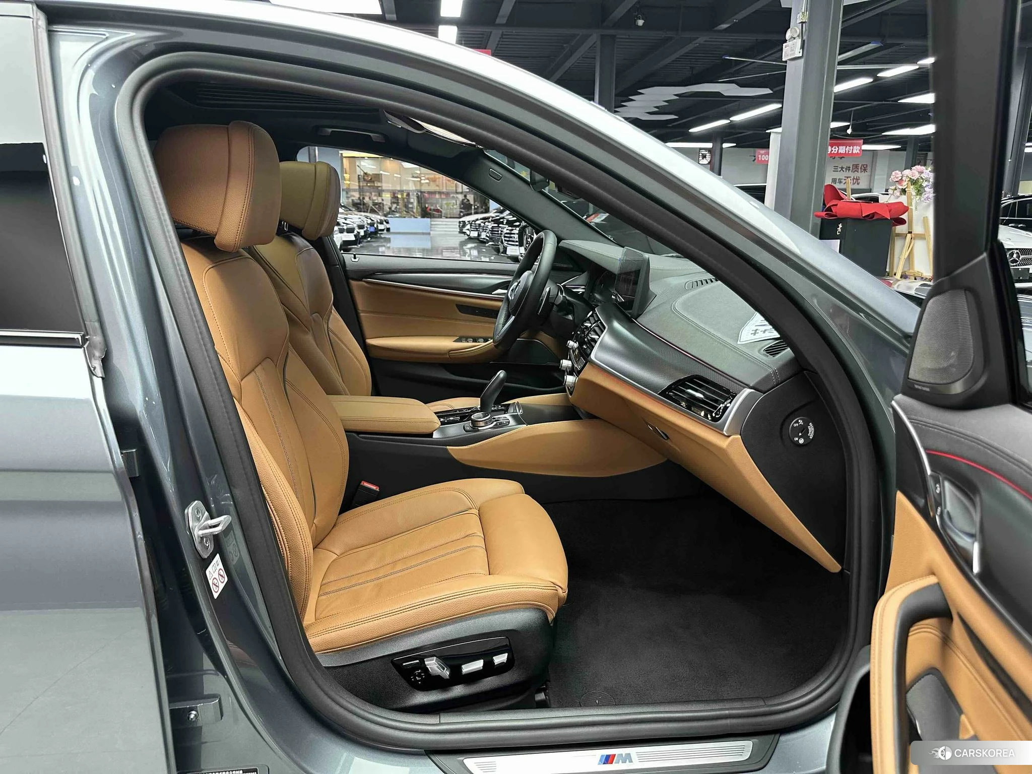 BMW 5 series 2021 Серебристо-серый из Китая, фото 5
