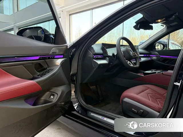 BMW 5 series 2025 Черный из Китая, фото 5