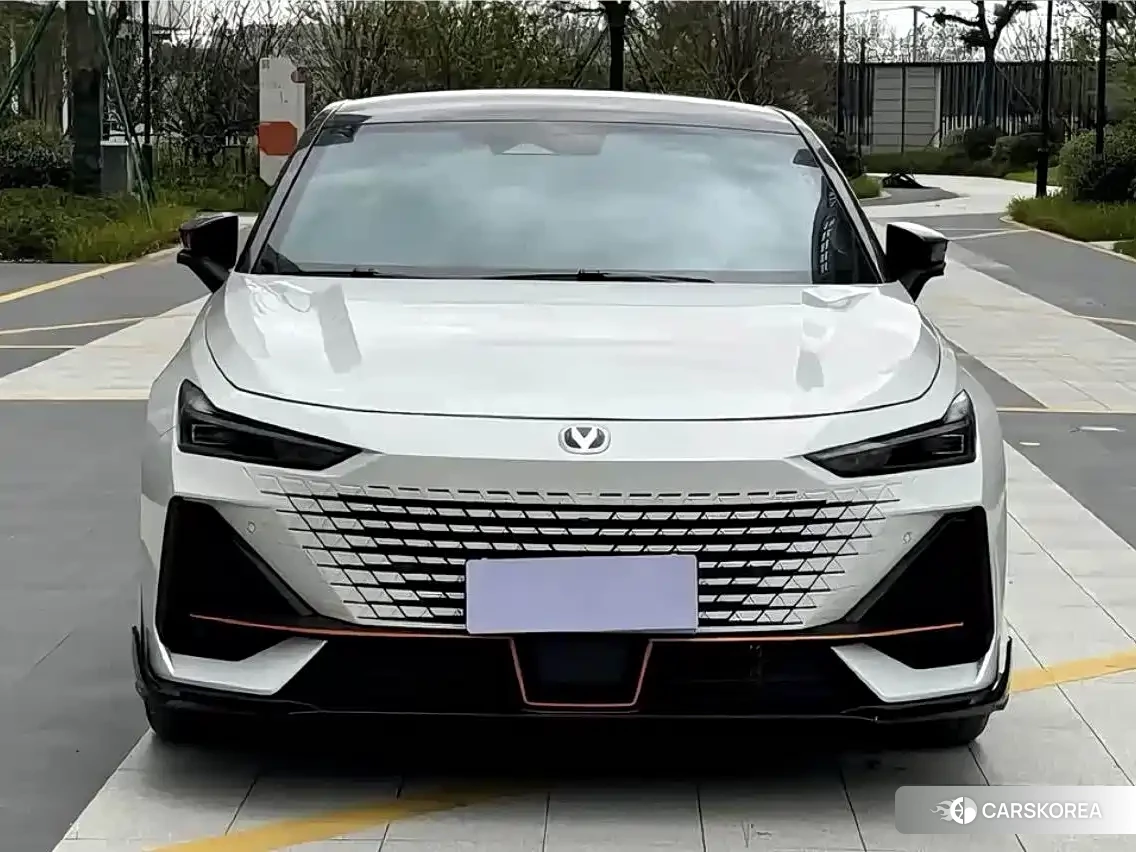 Chang'an UNI-V 2023 Белый из Китая, фото 5