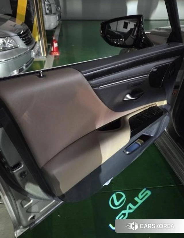 Lexus ES300h 7th generation 2024 Серебристо-серый из Кореи, фото 6