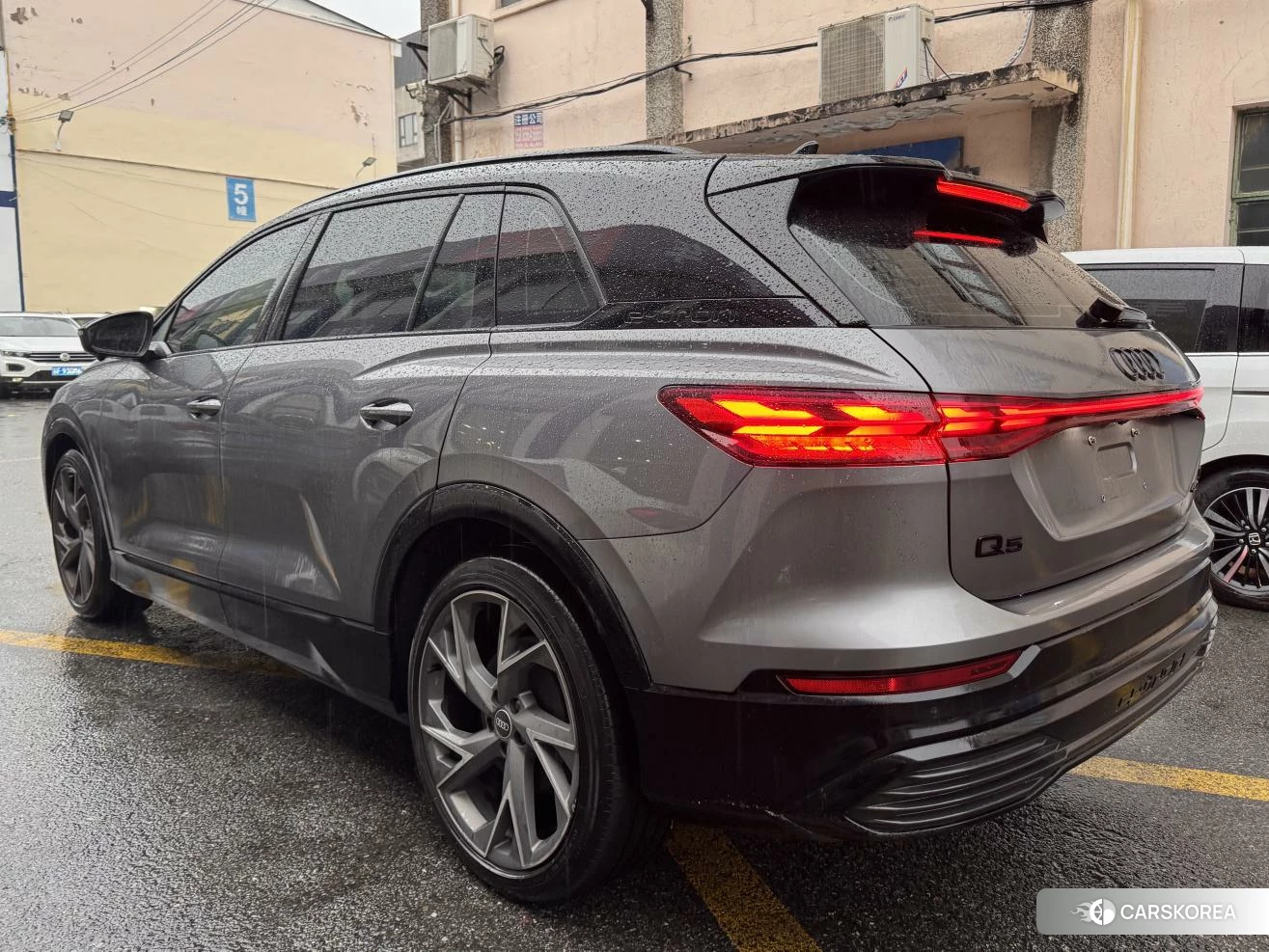Audi Q5L 2022 Темно-серый из Китая, фото 6