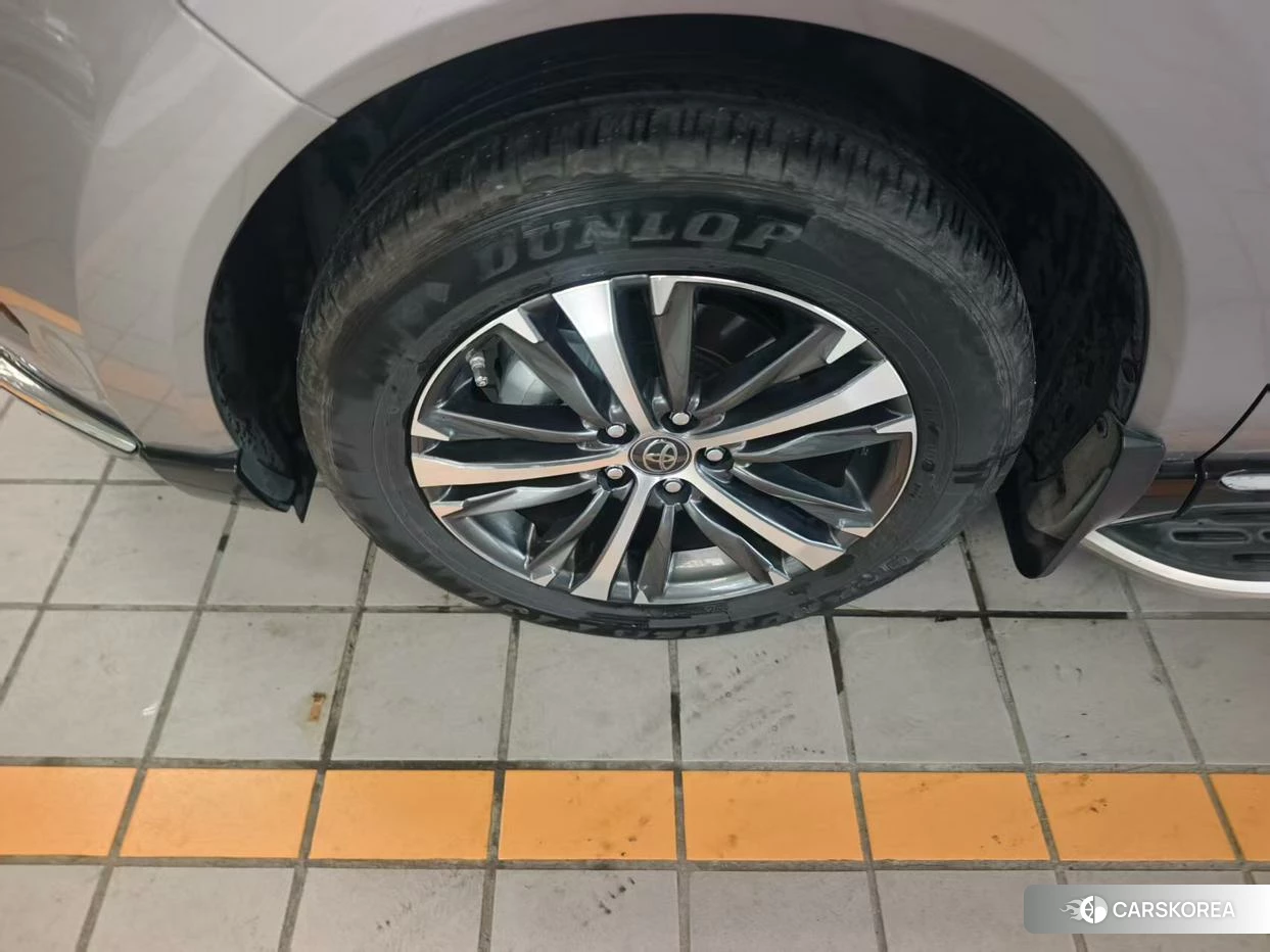 Toyota Venza 2024 Серебристо-серый из Китая, фото 6