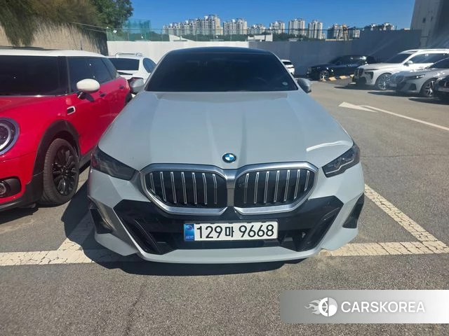 BMW 5 Series (G60) 2025 Цвет галактики из Кореи, фото 6