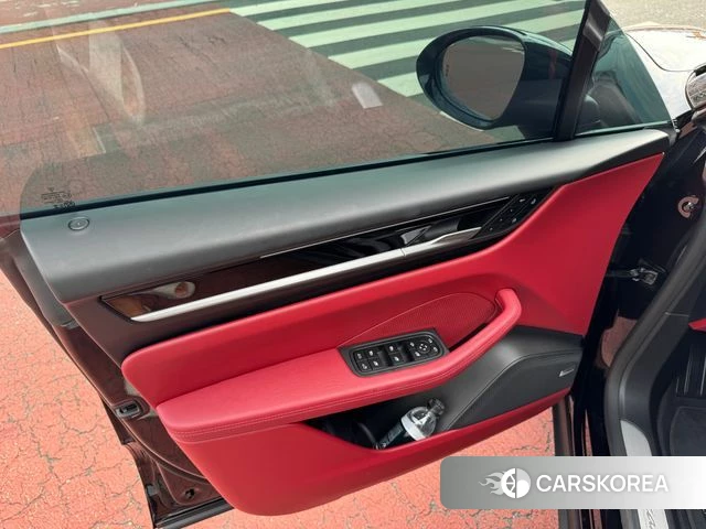 Porsche Makan EV id 4757106 из Кореи 18
