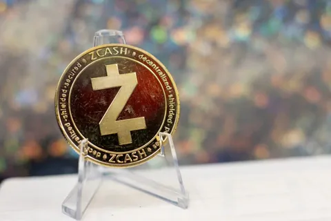 Zcash держится у $1 240, пока биткоин и XRP проседают