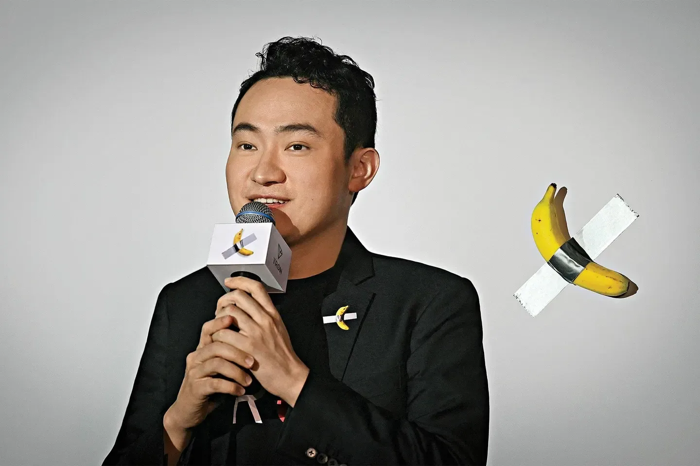 Justin Sun eating his banana at a press conference