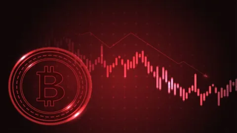 Майк Макглоун из Bloomberg прогнозирует возврат биткоина к $10,000