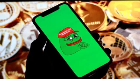 За сутки три крупных инвесторов купили мемкоины PEPE на $4,3 млн