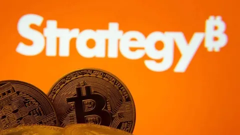 Почти никто не покупал биткоины в январе, кроме компании Strategy