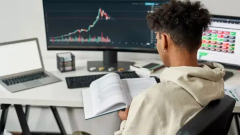 За полчаса трейдер заработал $4,4 млн на мемкоине ENRON