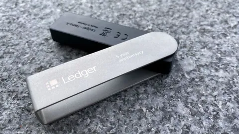Владельцы криптокошелька Ledger получают письма от мошенников