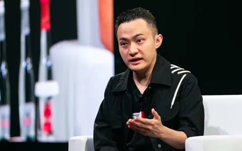 Основатель блокчейна Tron подал в суд на американское издание Bloomberg