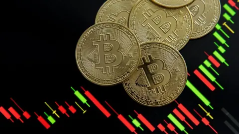 Биткоин снова просел, а институционалы нарастили покупки BTC