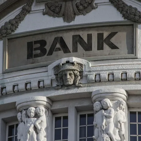 Standard Chartered запустил торговлю биткоином и эфиром для клиентов в ОАЭ