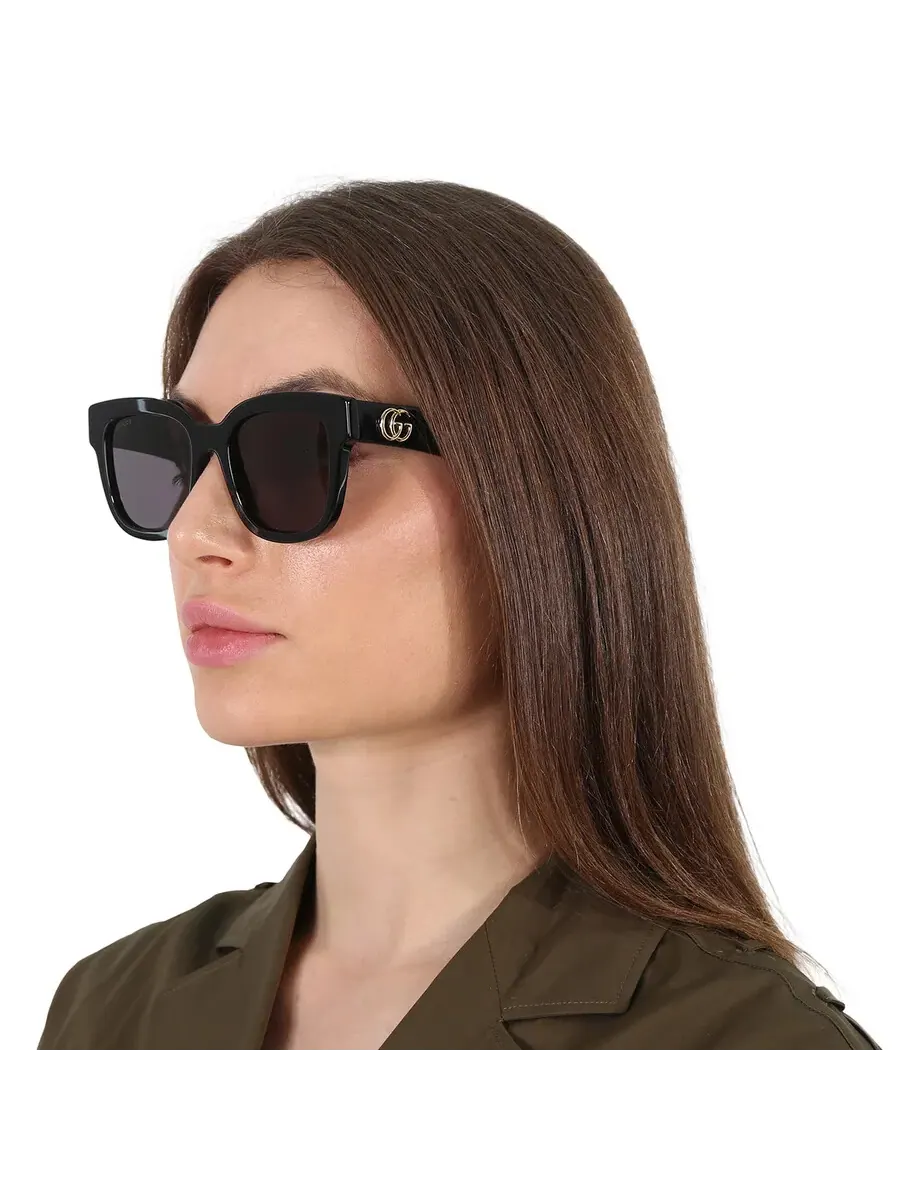 Женские солнцезащитные очки Gucci серого квадратного цвета GG0998S 001 52 — изображение 2 из 5, черный