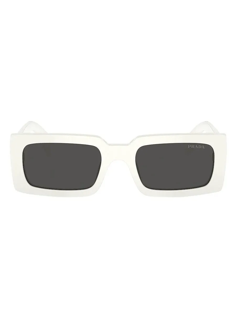 Солнцезащитные очки Prada темно-серые прямоугольные женские PR A07S 1425S0 52 — белый