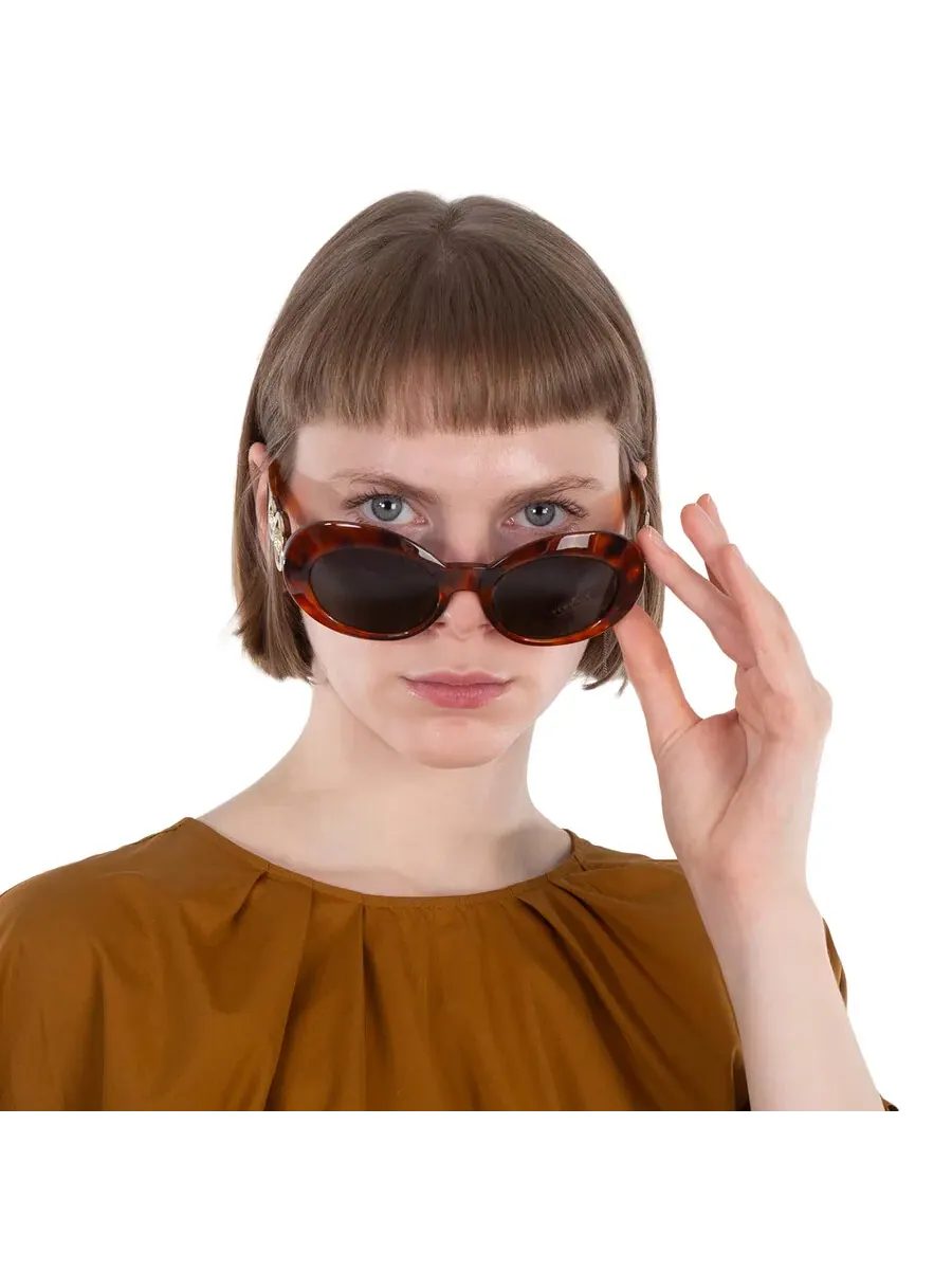 Женские солнцезащитные очки Versace серого цвета, овальные VE4329 521487 53 — изображение 2 из 5, хавана