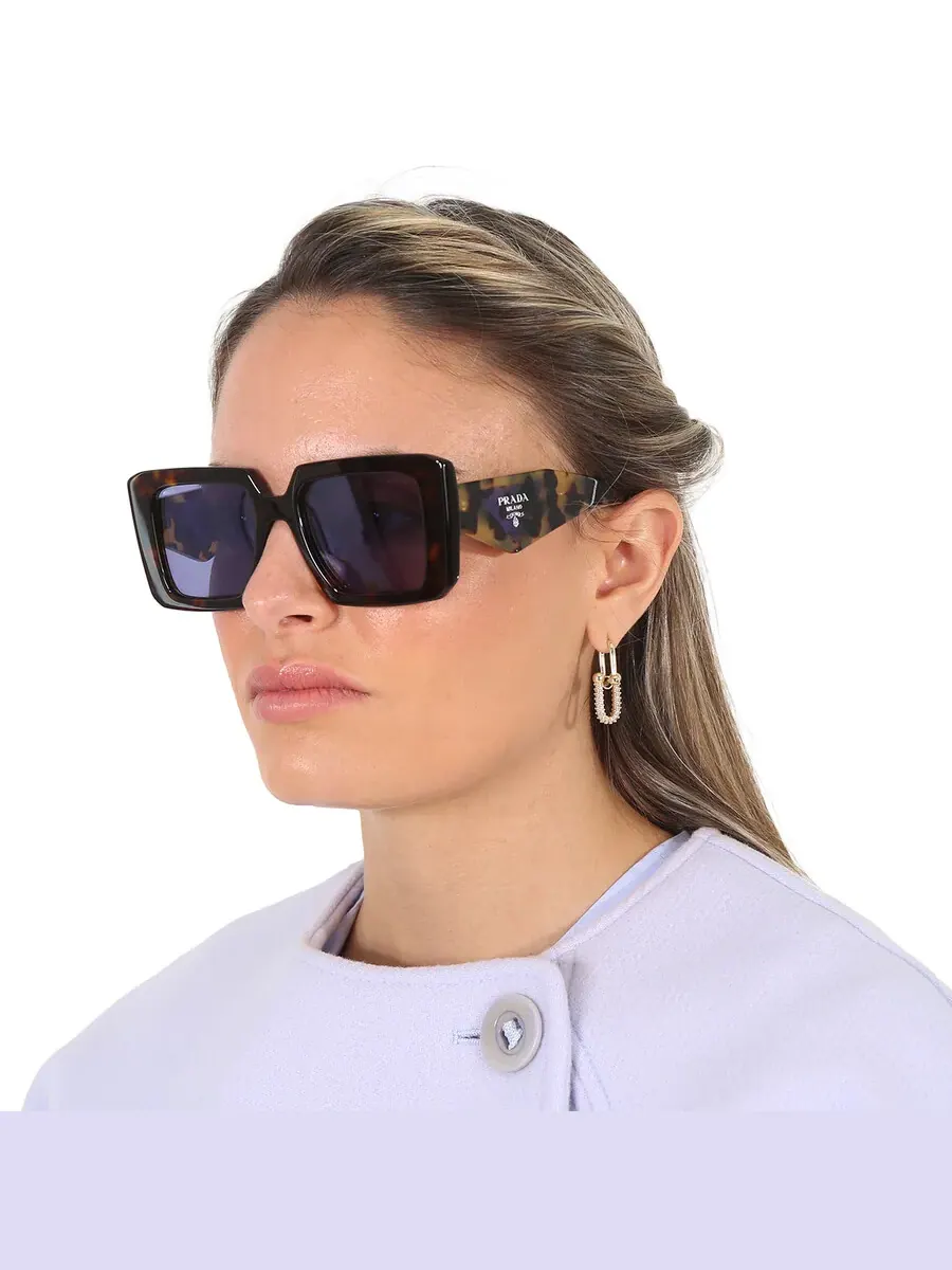 Женские солнцезащитные очки Prada Violet с зеркальными внутренними серебряными квадратными линзами — изображение 2 из 6