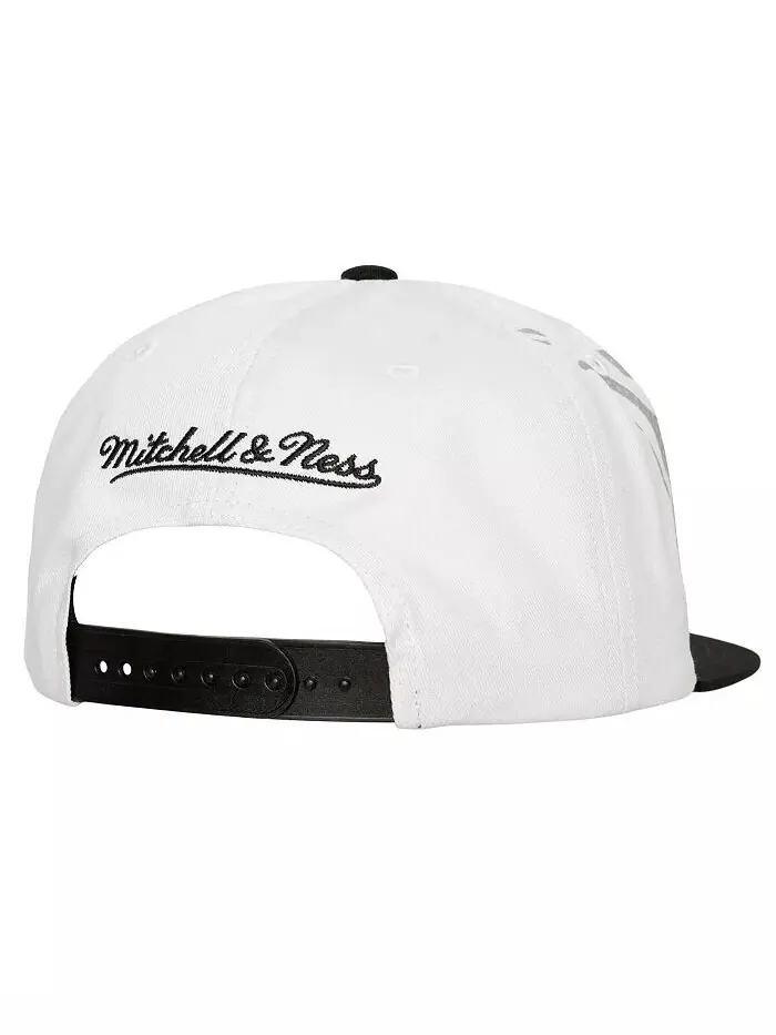 Мужская белая бейсболка Brooklyn Nets Hot Fire Snapback Mitchell & Ness — изображение 2 из 3