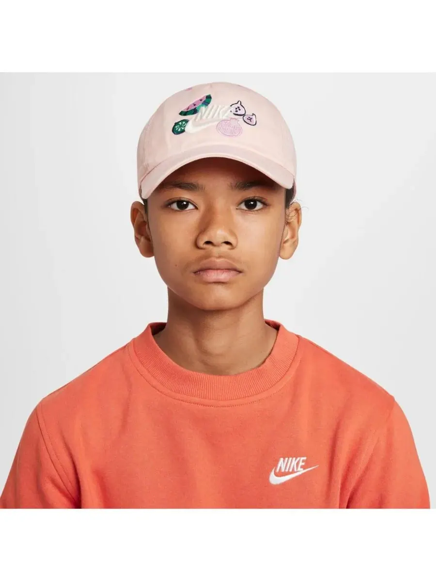 Nike Регулируемая кепка Fruit Club светло-розового цвета для мальчиков и девочек — изображение 1 из 5, розовый