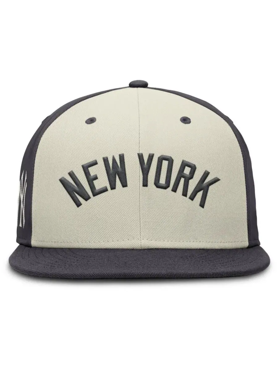 Кепка Nike Dri-FIT True Fitted с вышивкой New York Yankees — изображение 2 из 4, бежевый