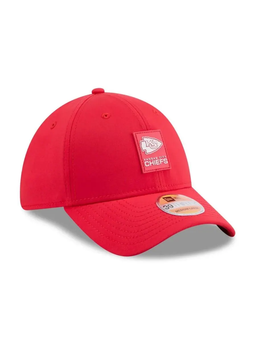 New Era Мужская красная кепка Kansas City Chiefs 2025 Sideline 39THIRTY Flex Hat — изображение 4 из 5, красный