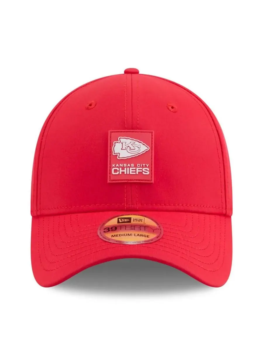 New Era Мужская красная кепка Kansas City Chiefs 2025 Sideline 39THIRTY Flex Hat — изображение 5 из 5, красный