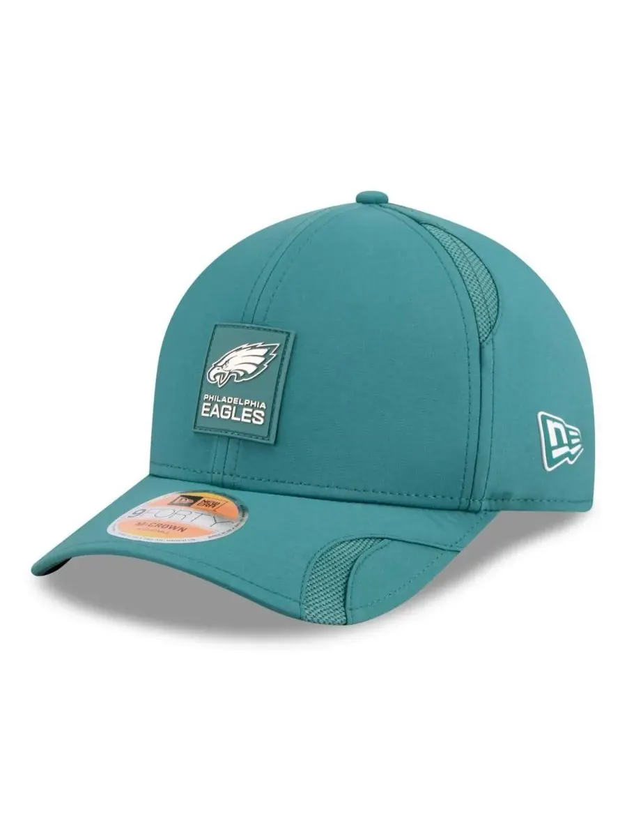 New Era Мужская кепка Philadelphia Eagles 2025 Sideline M-Crown 9FORTY с регулируемой застежкой — изображение 1 из 5, зеленый
